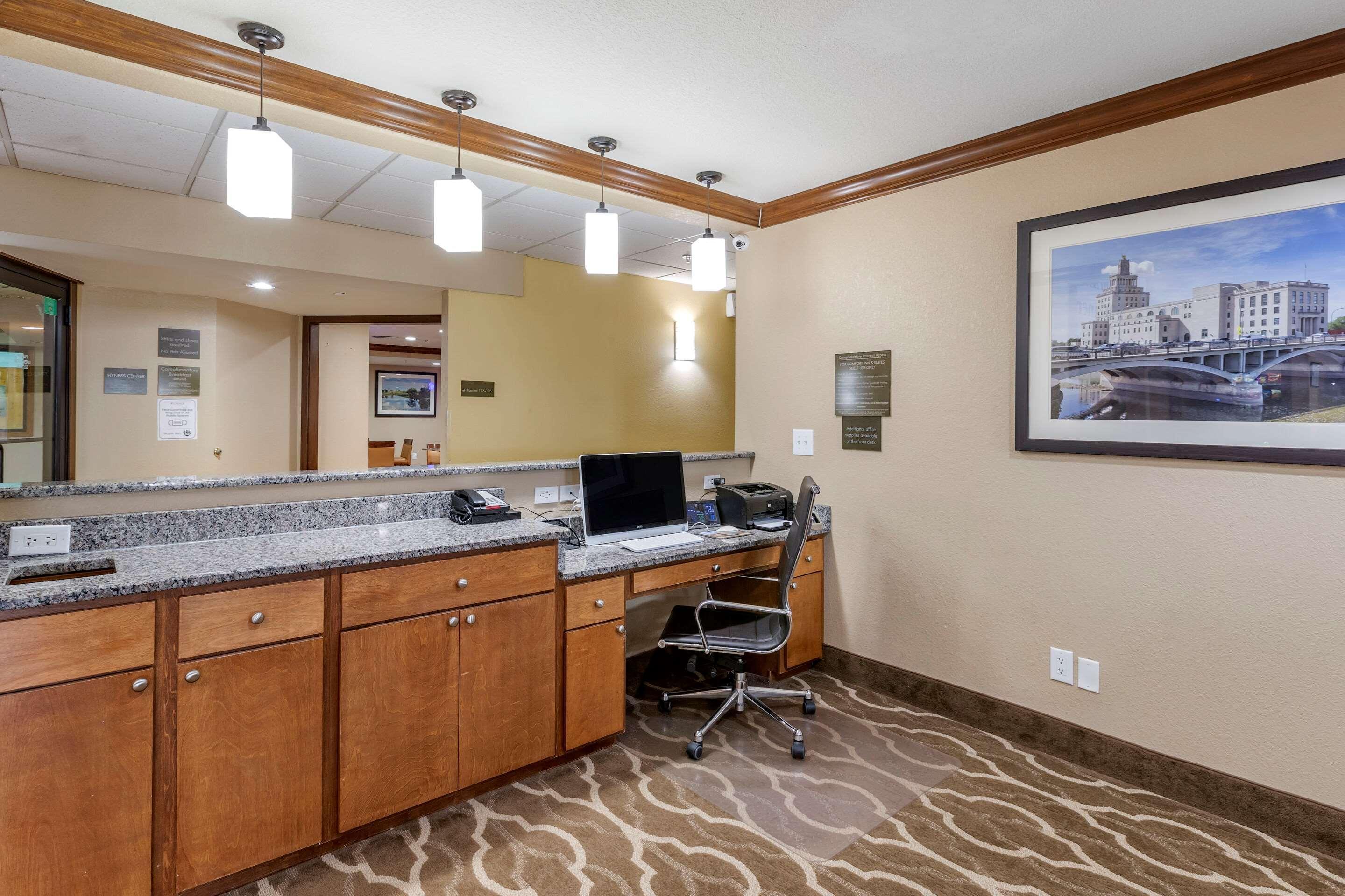 Comfort Inn & Suites Cedar Rapids North - Collins Road Экстерьер фото