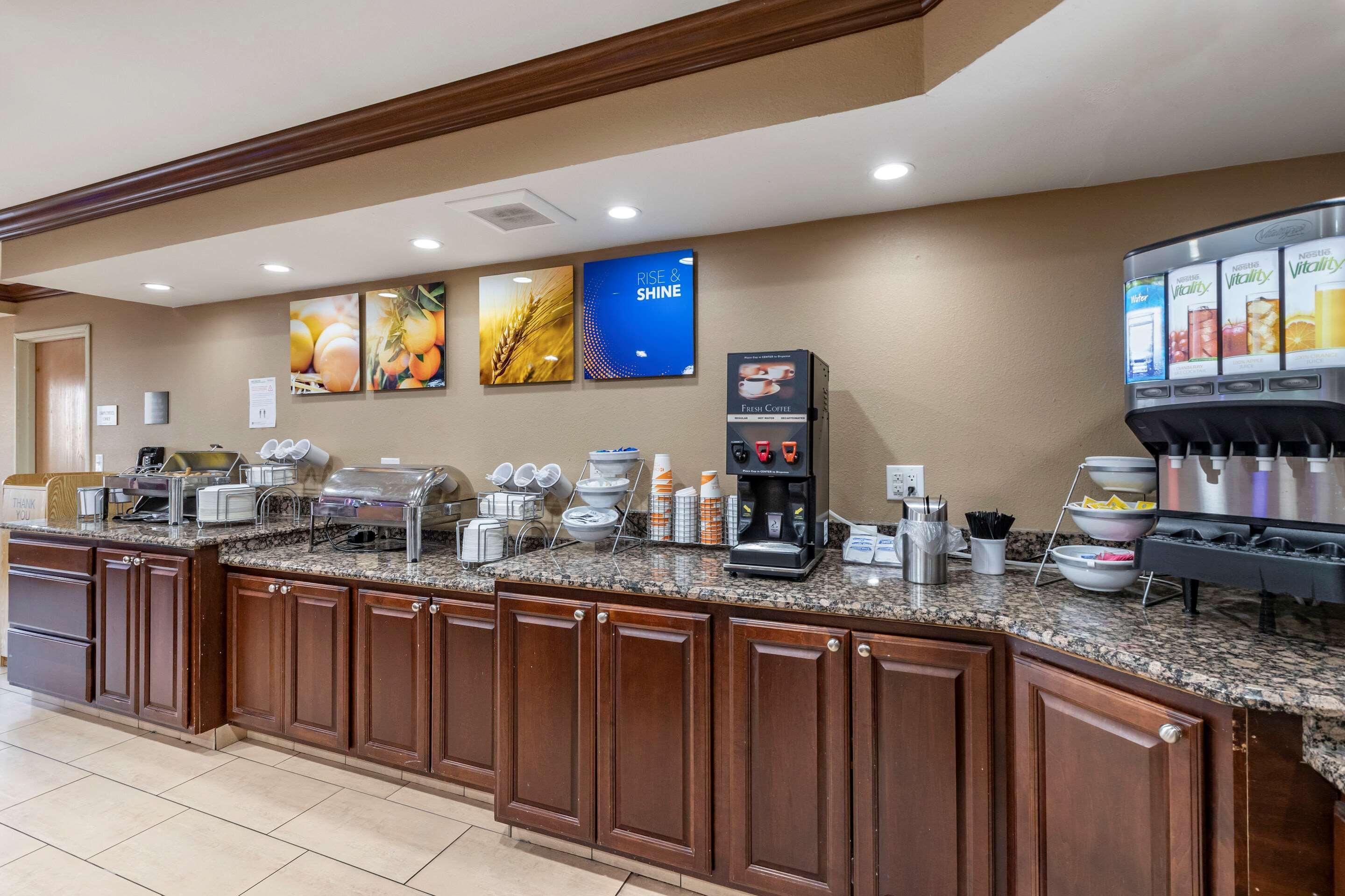 Comfort Inn & Suites Cedar Rapids North - Collins Road Экстерьер фото