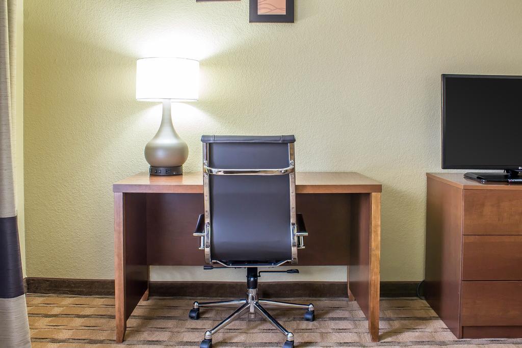 Comfort Inn & Suites Cedar Rapids North - Collins Road Экстерьер фото